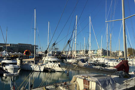 Voiliers dans le port des Minimes