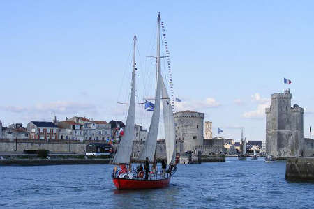 Joshua, voilier de Moitessier à l'entrée du Vieux Port